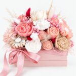 Flowerbox Breskvin cvijet – mirisne svijeće u ružičastoj pravokutnoj kutiji s mašnom