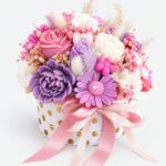 Flowerbox Lila mašna – mirisne svijeće u bijeloj kutiji sa zlatnim točkicama i ružičastom mašnom